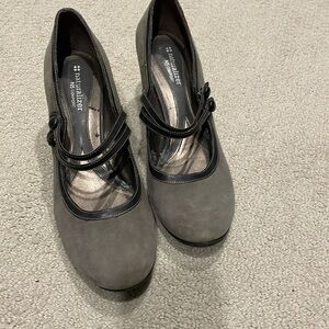 Naturalizer n5 comfort grey suede heels.